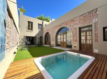 Casa · 203m² · 7 Ambientes · Espectacular Casa 3 Dorm. con Garage y Pileta.