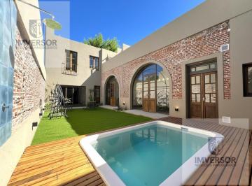 Casa · 203m² · 7 Ambientes · Espectacular Casa 3 Dorm. con Garage y Pileta.