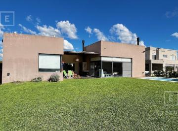 Casa · 166m² · 5 Ambientes · 2 Cocheras · Casa en Venta con Pileta, Barrio Cerrado, Escobar