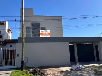 Casa de 5 ambientes, La Plata · Dúplex a Estrenar – 2 Dorm. + Escritorio, Patio con Parrilla y Garage