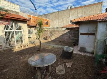 Casa · 140m² · 5 Ambientes · Casa con 2 Locales y Fondo Libre Sobre Av Apta Credito