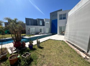 Casa · 370m² · 8 Ambientes · 4 Cocheras · Casa en Venta en Valle Escondido Moderna con Pileta Tres Dorm., Quincho Cerrado