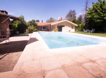 Casa · 384m² · 7 Ambientes · 2 Cocheras · Casa en Venta - Calle Cerro Aconcagua Vistalba