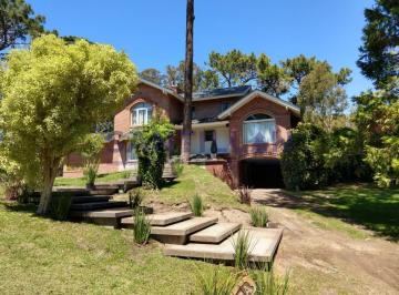 Casa · 180m² · 5 Ambientes · 1 Cochera · Chalet Estilo Tradicional con Jacuzzi Climatizado