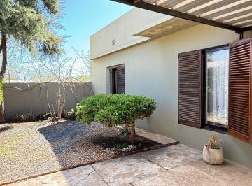 Casa · 98m² · 3 Ambientes · 1 Cochera · ¡Se Vende Esta Encantadora Casa en Empalme Lobos!