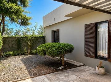 Casa · 98m² · 3 Ambientes · 1 Cochera · ¡Se Vende Esta Encantadora Casa en Empalme Lobos!