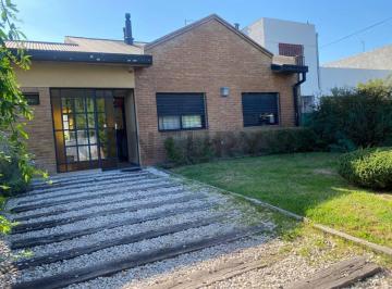 Casa · 137m² · 5 Ambientes · 1 Cochera · Casa 3 Dorm. a La Venta en La Plata