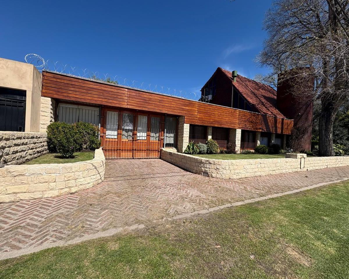 Chalet 6 amb, 320m² con pileta y parque — La Florida