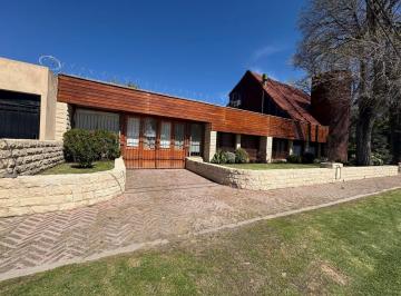 CRP-CRP-3161_2 · Venta Hermoso Chalet de 6 Ambientes con Parque y Pileta en Barrio La Florida, Ma