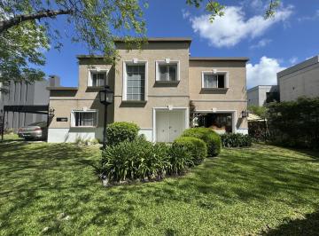Casa · 192m² · 5 Ambientes · 2 Cocheras · Casa en golfer'S