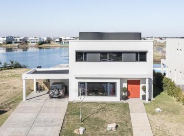 Casa · 245m² · 4 Ambientes · 2 Cocheras · Casa Estilo Le Corbusier y Sustentable en Barrio Costas, Puertos