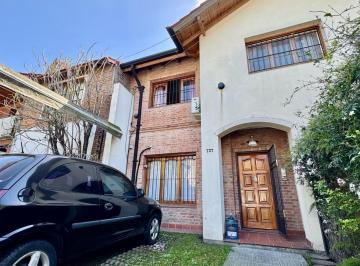 Casa · 101m² · 4 Ambientes · 1 Cochera · Apto Credito - Duplex 4 Ambientes con Cochera y Fondo Libre en Banfield Oeste