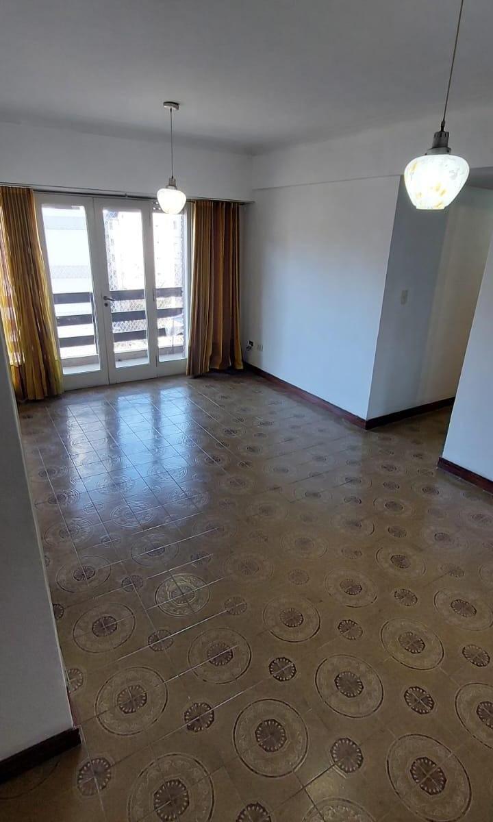 Departamento de 3 ambientes A la calle ubicado en el corazon de la perla A 2 cuadras del mar