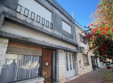 Casa · 210m² · 9 Ambientes · 1 Cochera · Casa 3 Dor en Bº Pueyrredon