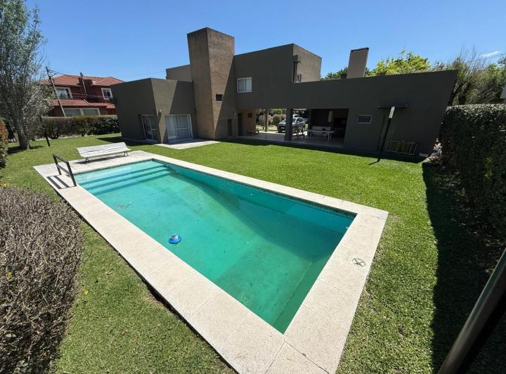Casa · 240m² · 6 Ambientes