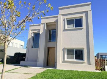 Casa · 267m² · 6 Ambientes · 2 Cocheras · Casa en Venta en Araucarias Puertos del Lago 6 Ambientes con Pileta, Sobre Lote Interno