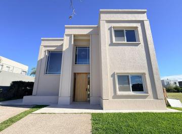 Casa · 267m² · 6 Ambientes · 2 Cocheras · Casa en Venta en Araucarias 6 Ambientes con Pileta, Sobre Lote Interno