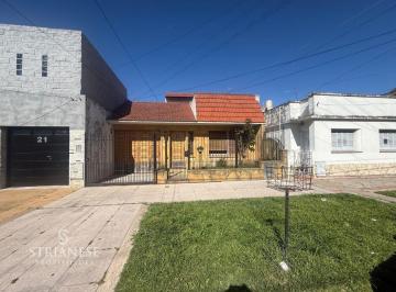 Casa · 187m² · 3 Ambientes · 3 Cocheras · Casa Chalet en Venta en Lomas de Zamora, G. B. a. Zona Sur, Argentina