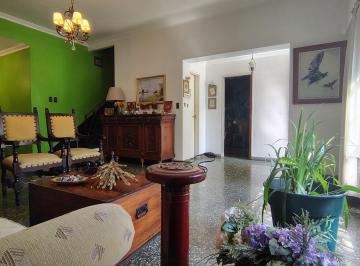 Casa · 212m² · 5 Ambientes · 1 Cochera · Venta Casa 5 Ambientes en Haedo Sur. Lote Propio.
