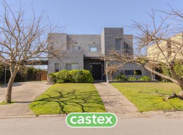 Casa · 195m² · 5 Ambientes · 2 Cocheras · Casa a La Laguna en Venta en Cantón Norte