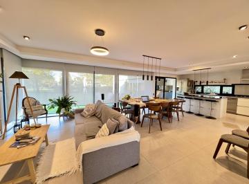 Casa · 218m² · 4 Ambientes · 2 Cocheras · Venta - Casa en San Sebastián