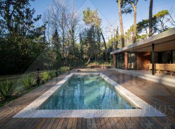 Casa de 5 ambientes, Cariló · Sofisticación, Diseño y Naturaleza en Perfecta Armonía con Piscina (Cod - 152)