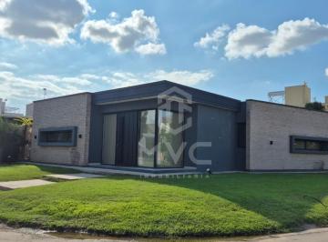 Casa · 179m² · 5 Ambientes · 2 Cocheras · Se Vende Casa Esquina a Estrenar, B° Privado Lomas de Russell, Maipu.