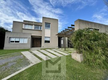 Casa · 225m² · 5 Ambientes · 2 Cocheras · Casa en Barrio Cerrado Altos del Sol