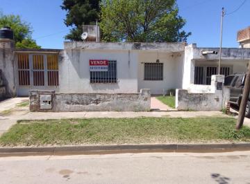 Casa · 70m² · 4 Ambientes · 1 Cochera · Casa a Reciclar - Lino A. Neves 677