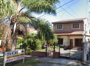 Casa · 150m² · 5 Ambientes · Chalet en Dos Plantas Opcional Para Dos Familias Acepta Permutas en La Zona!