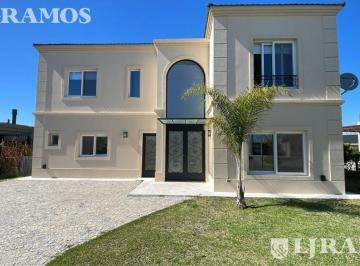 Casa · 215m² · 4 Ambientes · Casa en Venta en El Barrio Vistas, Puertos / Escobar