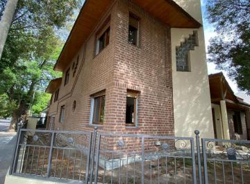 Casa · 269m² · 10 Ambientes · 2 Cocheras · Venta Casa 3 Dorm. - Arrayanes 1198 Esquina Los Tilos - Barrio Manzanar Cipolletti