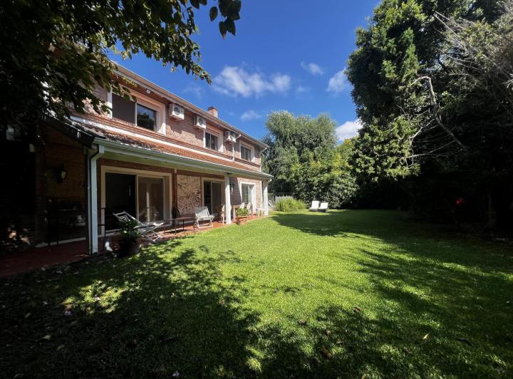 Casa · 240m² · 6 Ambientes