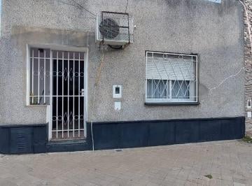 Casa de 4 ambientes, Rosario · Casa Al Frente de Dos Dorm. con Patio y Terraza