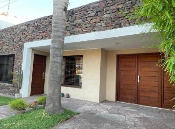Casa · 240m² · 5 Ambientes · 2 Cocheras · Casa Moderna en Barrio San Carlos