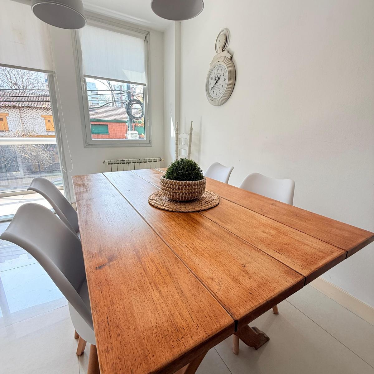 Venta en Plaza Mitre. Hermoso semipiso de tres ambientes, moderno, luminoso y cálido.