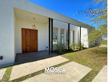 Casa · 225m² · 5 Ambientes · 2 Cocheras · A Estrenar Casa en Barrio Privado Permuto