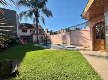 Casa · 357m² · 6 Ambientes · 3 Cocheras · Espectacular Casa en Zona Residencial de Ramos Mejia, Impecable. Altillo Pileta Jardin Quincho - Cava