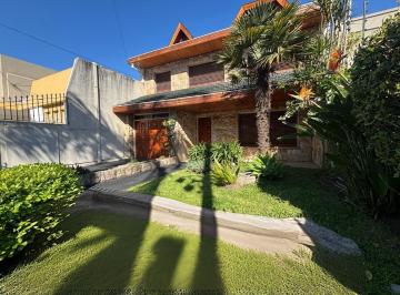 Casa · 357m² · 6 Ambientes · 3 Cocheras · Espectacular Casa en Zona Residencial de Ramos Mejia, Impecable. Altillo Pileta Jardin Quincho - Cava