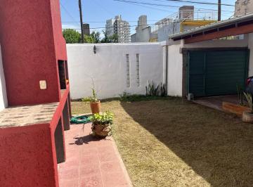 Casa de 5 ambientes, Córdoba · Sobre Calle Brasil - Excelente Estado