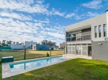 Casa · 201m² · 6 Ambientes · 2 Cocheras · Casa en Venta en Brisanova Barrio Privado Pueblo Esther