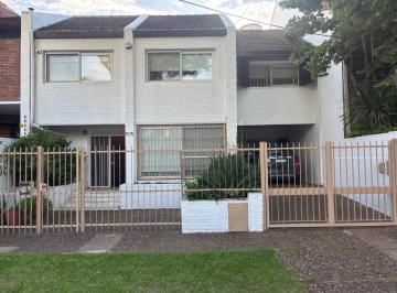 Casa · 240m² · 5 Ambientes · 1 Cochera · Casa en Alquiler 4 Amb! con Jardin y Pileta.