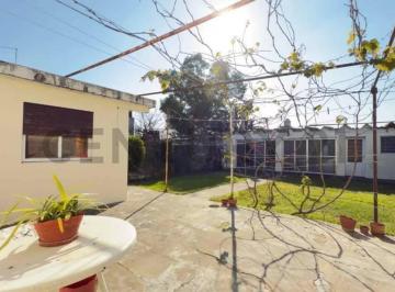 Casa · 138m² · 4 Ambientes · Casa Dos Dorm. con Cochera y Quincho en Venta - Villa Elvira