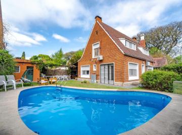 Jardín con piscina · Venta - Casa de 4 Dorm., Galería, Cochera, Parrilla, Jardín y Piscina - Fisherton, Rosario.