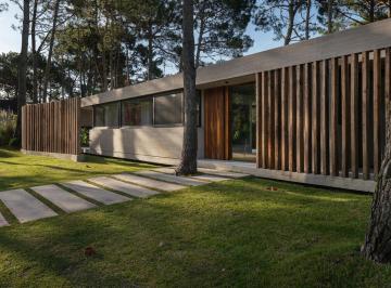 Casa · 263m² · 5 Ambientes · 1 Cochera · Casa en Venta Pinamar Golf