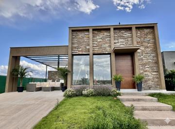 Casa · 500m² · 4 Ambientes · 2 Cocheras · Piscina, 3 Dom, 3 Baños, 1 Planta