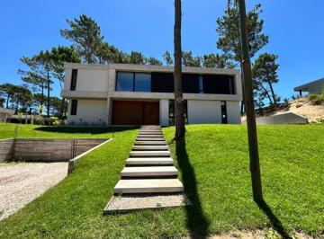 Casa · 260m² · 5 Ambientes · 1 Cochera · Casa en Venta Pinamar Alamos a Estrenar