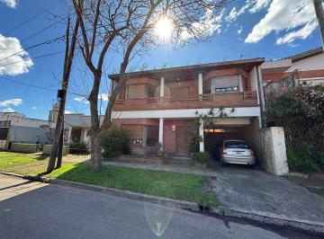 Casa · 320m² · 7 Ambientes · Casa Chalet en Venta en Quilmes, G. B. a. Zona Sur, Argentina