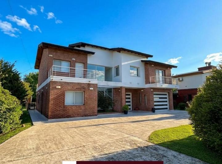Casa · 310m² · 4 Dormitorios · 1 Cochera