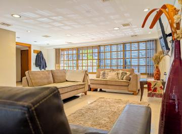 Casa · 293m² · 6 Ambientes · 2 Cocheras · Importante E Impecable Casa en Venta 3 a 5 Dorm., 2 Cocheras en Arroyito